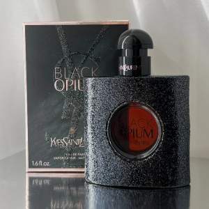 YSL’s Black Opium parfym, vätska upp till det röda strecket (se bild 2)