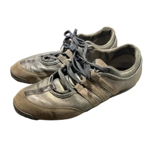 Yohji Yamamoto Y3 Skor - Yohji Yamamoto Y3 Skor. Skorna är i bra skick utan skador. Känn dig fri att fråga om du undrar något.