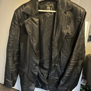 Svart skinnjacka - Storlek ca M kan skicka mått om nån e nyfiken