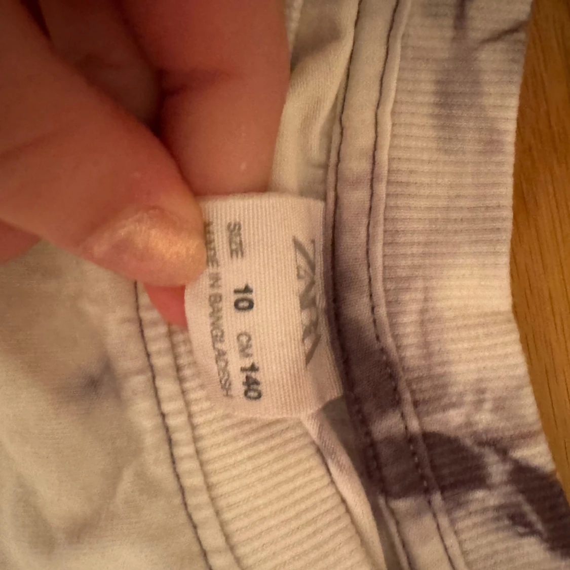 Ett sett som har en ficka på tröjan  - 90