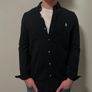 Ralph Lauren skjorta -  Tjena, säljer nu denna skit snygga skjorta från Ralph Lauren | Storleken är M | Färgen är svart och skicket är 8,5/10 | Modellen är ca 181 cm | Hör gärna av dig vid minsta lilla fundering 😊 