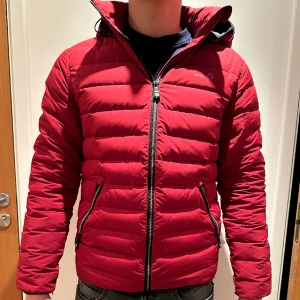 Höst/vinter/vår jacka - Säljer denna röda Pelle P jackan som är i väldigt gott skick och sällan använd. Nypris: 3000kr Säljs för:  1000kr (pris går att diskutera) Hör av dig vid fler frågor!! Mvh
