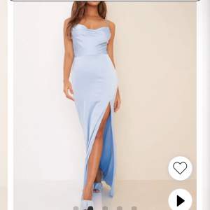 Lång ljusblå klänning med slits. I bra skick. Köpt från Nelly för 900kr