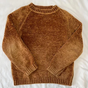 Stickad tröja  - Så fin varm tröja! Lite liten i storleken och skulle nog passa någon mellan 10-13 vilket beror på längd! Super mysig och bra skick! Tryck inte på köp nu utan kontakta mig🫶