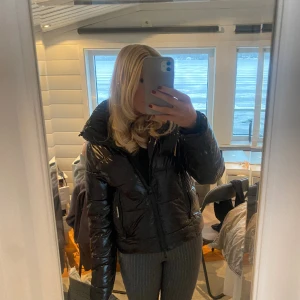 Svart glansig jacka - Älskar denna jacka, den sitter så bra men nu har jag köpt en ny jacka, fråga gärna om fler bilder❤️ nypris är 2000kr Pris kan diskuteras