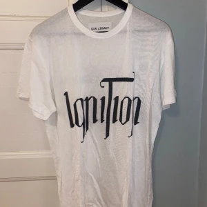 Our Legacy t-shirt  - T-shirt från Our Legacy i vitt med svart tryck, strl 46, men funkar bra på mig som är en 36a 