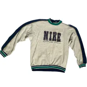Vintage semester från Nike ca 90s   Bra skick som i bilderna  Storlek mäns S 