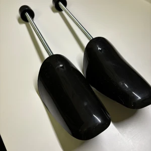 Skoblock - Har fler än 100  Storlek S passar 36-40 Storlek L passar 41-47  Man får 2x i valfri storlek