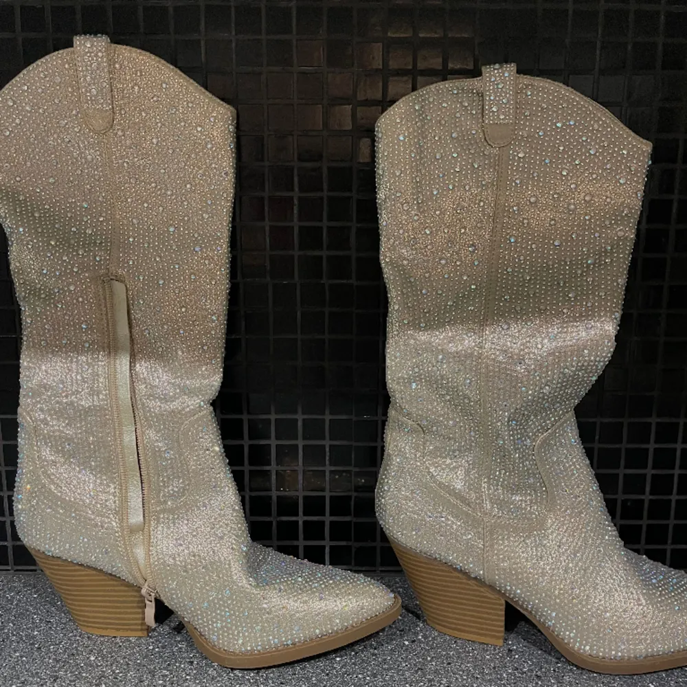 Superfina glittriga western boots, aldrig använda så de är i fint skick😁perfekt till festival eller fest🎉 passar storlek 41-42!. Skor.