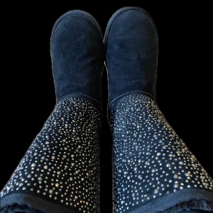 Boots med bling, Alma En Pena!  - ”Uggs” i nyskick från Alma En Pena med massor av bling! Precis alla stenar glittrar. Använda 2 ggr så de år verkligen som nya.  De är supersköna, om möjligt bättre än Uggs..stl 40,5. Nypris i boutique var 2900 kr..  Finns fler bilder! Bara skriv!  