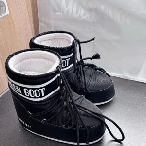 Moon boots - Säljer mina moonboots, skicket är som nytt och de är endast använda 2V i sälen. Köpte dem i december förra året🙌🏼 hör av er för fler frågor!  Storleken är 39-41  Kan tänka mig att gå ner i pris vid snabb affär! 