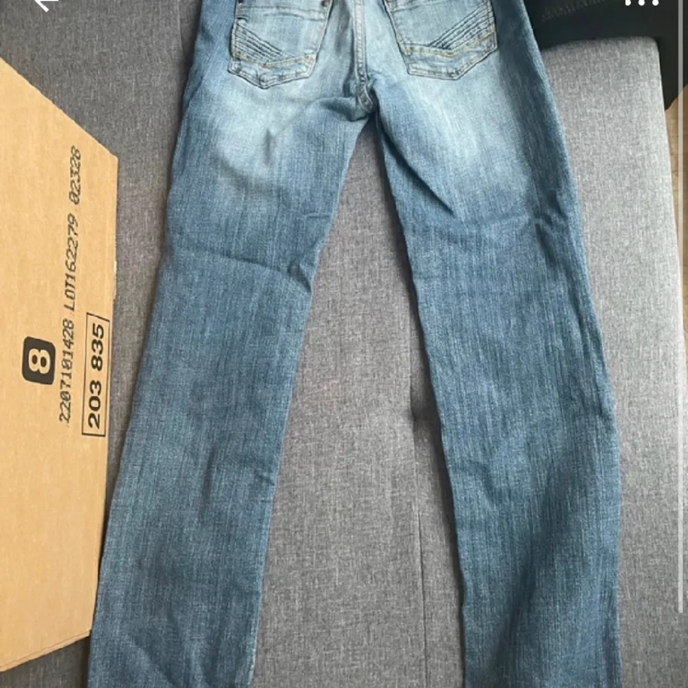 lånade bilder!! jeansen är aningen mörkare än vad de ser ut på bild men jättesnygga! . Jeans & Byxor.