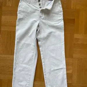 Snygga chinos/jeans från Hope. Bara använda några få gånger. Snygg passform. Nypris ca 1500. Passar någon som är cirka 160-170 cm lång. 