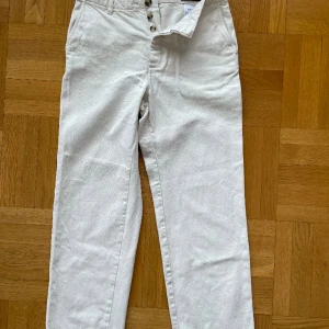Vita jeans/chinos  - Snygga chinos/jeans från Hope. Bara använda några få gånger. Snygg passform. Nypris ca 1500. Passar någon som är cirka 160-170 cm lång. 
