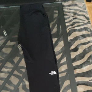 The north face byxor  - Ett par helt oanvända The north face byxor, tvär snygga. Dem är ungefär som hagalöfsbyxor, snygga om du kan ha stil med dem.