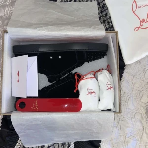 Louboutins  - Splittrans nya Louboutins. Helt oanvända. Skit snygga men passar inte riktigt min stil så säljer de för 3000kr, nypris ligger på 8188kr👌 Kom privat för frågor och fler bilder!