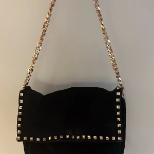 Väska Zara - Äkta mocka och guld. Får plats med hur mycket som helst. Handtaget har gått sönder så knutit det därav billiga priset.