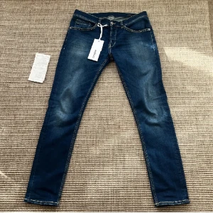 Dondup jeans  - Tja ! Säljer nu dessa Dondup jeans!! Köpta för 3699kr men säljs endast för 799 Storlek 34  Skicket på dessa är 9/10  Vid fler frågor eller funderingar är det bara att skriva ✅