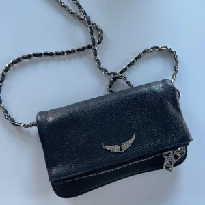 Zadig&voltaire mini svart - Zadig&voltaire i svart mini köpt på hemsidan, i fint skick! Köptes för 2700kr💕