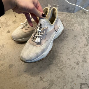 Sneakers från Steve Madden - Sneakers från Steve Madden i ljusrosa & vit 