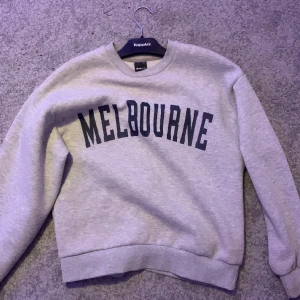 Sweatshirt - Kommer inte till användning inte använt mycket, skön tröja från ginatricot. 