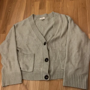 Ljusgrön Kofta HM - Ljusgrön kofta från HM, storlek S, använt cirka 15 gånger men fortfarande fin :)