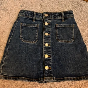 Jeans kjol - En super söt jeans kjol som jag ej använder och den har inte defekter. 