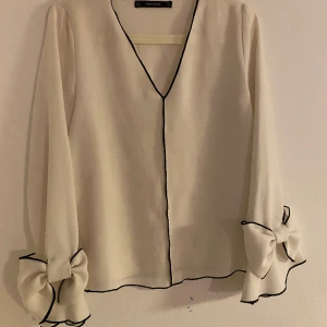 Blus  - Hej fina💕 säljer denna jätte fina blusen från Zara då jag inte använder den längre💕 