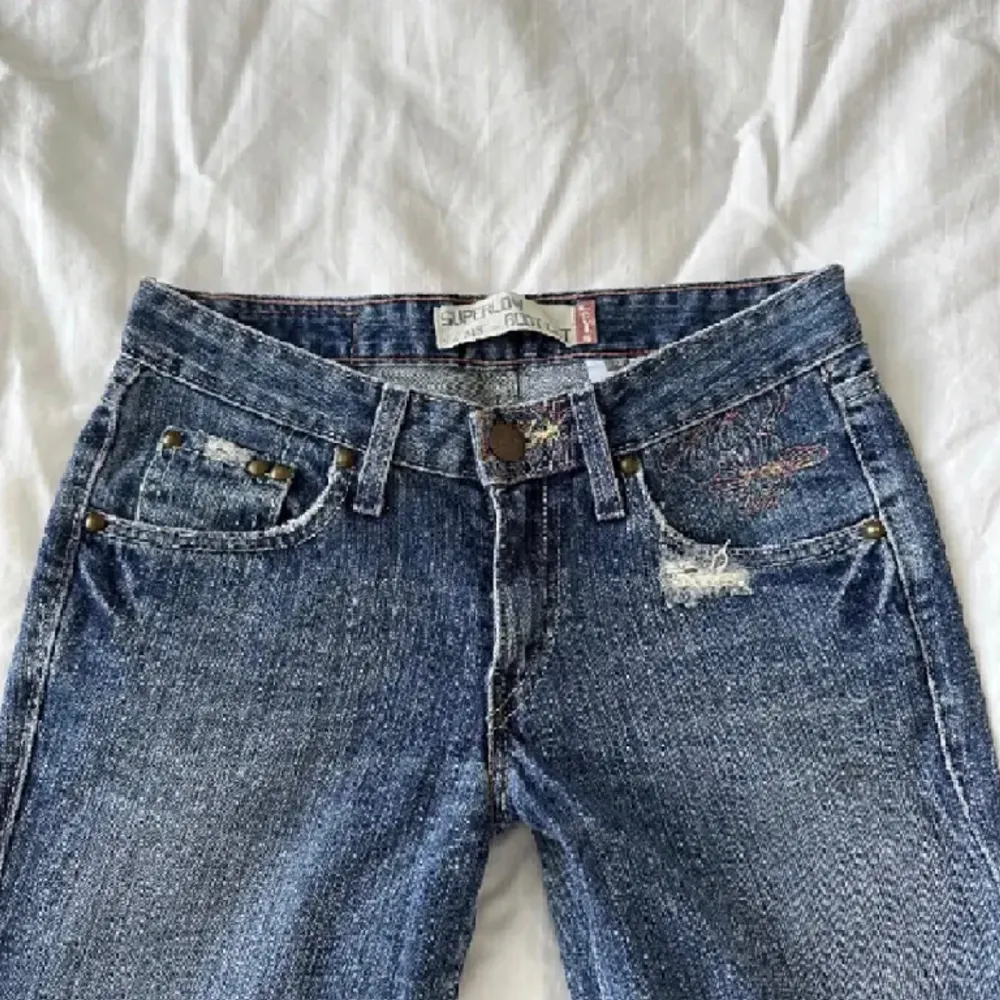 Super snygga lågmidjade levis jeans, i bra skick. Säljes då dem tyvärr är för små för mig💗 Midja 36cm Innerbenslängd 78cm. Jeans & Byxor.