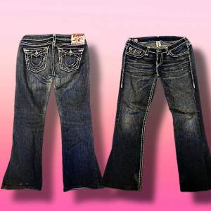 Ett till par jättefina True Religion Jeans i en Bootcut modell. Byxorna är de mest eftertraktade på marknaden på grund av färgen och modellen. Priset är en steal eftersom att byxorna är utsydda. Plagget är i storlek 30. Skriv om ni har frågor ☺️