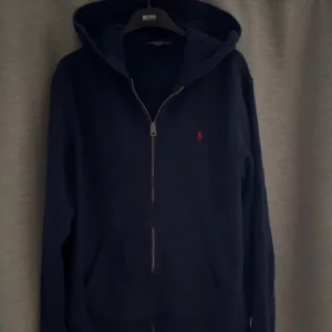 Ralph lauren kofta - Fint skick, storlek xl för ungdom men sitter som S i herr. Har även en likadan i svart som aldrig används