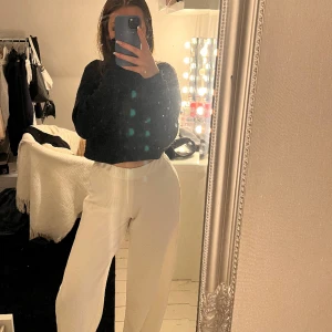 Byxor  - Byxor från gina tricot, använda få gånger, ganska långa i benen Köparen står för frakt 