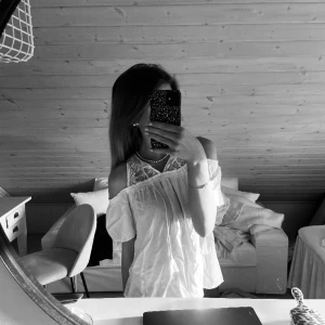 Spets blus - Säljer denna fina spets blus från hollister i storlek XS🤍