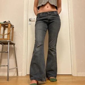 🍒Levis vintage flare jeans🍒 - 🍒TRENDIGA Y2K LEVIS🍒 Låg midja å bootcut/flare.  Midjemått: 39cm rakt över (lågmidjat) Innerbenslängd: 78cm. Litet hål på ena knät och baken. Modellen är 172cm lång för ref.🍒