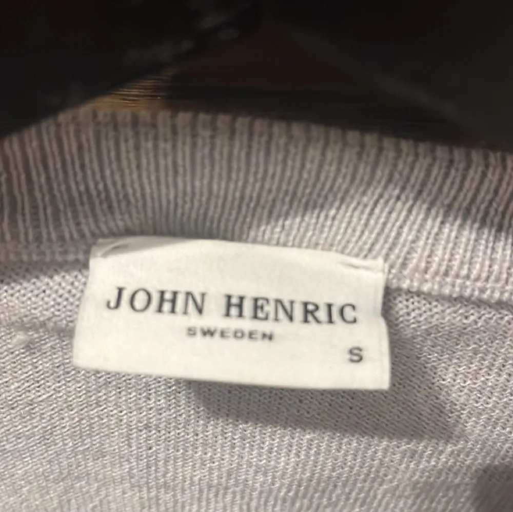Säljer min John Henric 100% kashmir tröja storlek S. Använd 1 gång inga alls fel på tröjan, kommer bara inte till användning. Nypris 2000. Tröjor & Koftor.