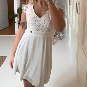 Vit klänning  - Säljer denna superfina vita klänningen från bubbleroom, finns inte kvar! Endast använd 1 gång. Perfekt till studenten!😍lite liten för mig som vanligtvis är en storlek S