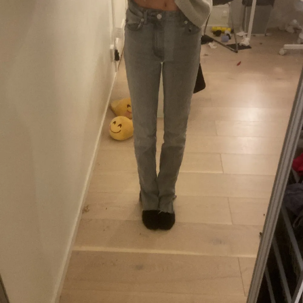 Fina gråa bootcut jeans, nästan aldrig använda. Dom är klippta i slutet av byxorna för att dom är långa men absolut ingen skillnad, fråga om fler bilder privat💕. Jeans & Byxor.