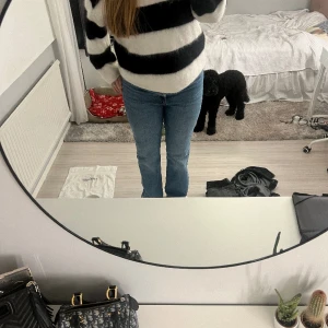 Bootcut jeans - Sååå snygga bootcut jeans från zara! Säljer för att dem ej kommer till användning tyvärr:/ super fint skick!! Pris kan diskuteras vid snabb affär💓