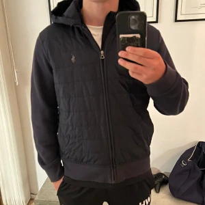 Ralph lauren Cardigan - Otroligt snygg cardigan som är perfekt just nu! Storlek M, inga defekter, 9/10 skick!