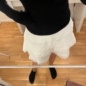 Kjol  - Super söt volangkjol som passar till nästan allt i jätte bra skick!💕