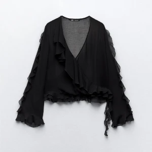 Zara blus  - Jag säljer en blus från zara då storleken inte passade mig endast testad 1 gång orginalpriset ( 380kr ) jag säljer för 219kr  + frakt pris kan diskuteras 