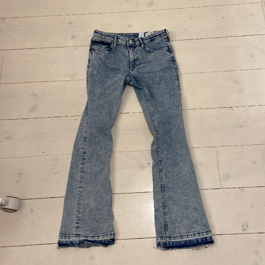 Hej💕säljer mina jätte fina low waist jeans, för att de inte passar längre och är lite för korta. Har haft de ett tag men inte använt💕