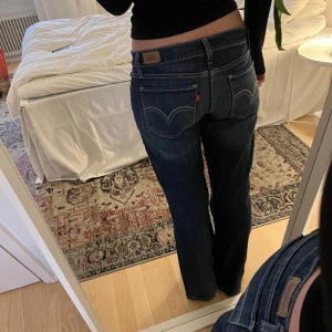 Lågmidjade Levi’s jeans - Vintage Levi’s jeans i modellen too superlow 524  Mått: Midja: 41cm  Total längd: 97cm Innerbenslängd: 75cm Bredd nertill: 24cm  Modellen är 164cm