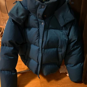 Lacoste vinterjacka  - En fin och unik klar blå jacka från Lacoste. Inga defekter och endast använd en säsong. Storlek 38 men skulle också säga att det passar 36. Säljs ändade pga att den inte kommer till användning. 
