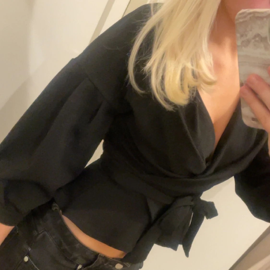 Svart omlott blus/ tunika med volang  - 91