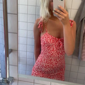 Sommarklänning - Säljer denna super fina sommar klänningen från SHEIN. Super fin men tyvärr för liten för mig.