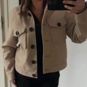 Jacka/ kappa beige - säljer denna skit snygga då ja har 2! Trendig jacka nu till våren! skriv för frågar o pris kan diskuteras vid snabb affär