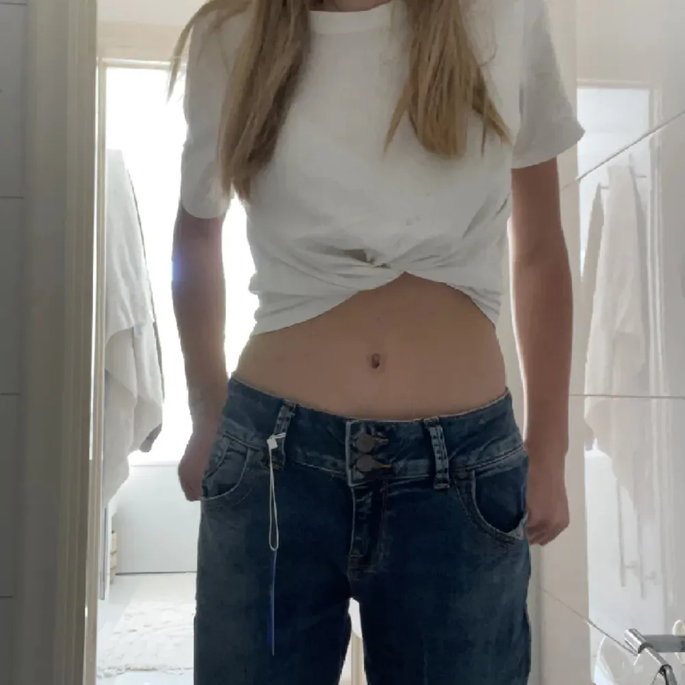 Jag säljer mina ltb jeans eftersom dom är för stora. Dom är low waist och har två knappar där fram. Kan diskuteras pris men är aldrig använda. OBS storleken är konstigt! Fråga mer priv🥰. Jeans & Byxor.