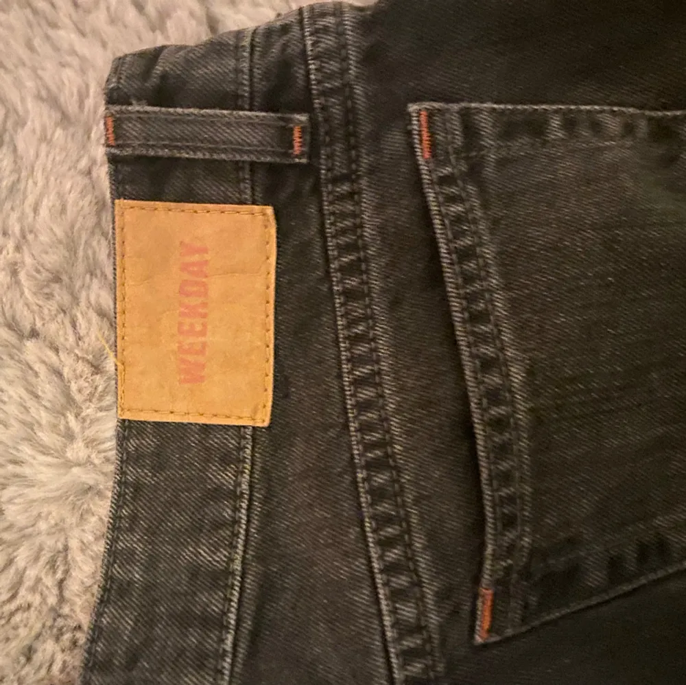 Lågmidjade straight jeans från weekday i modell arrow. Storlek 24/32, bra skick men kommer aldrig till andvändning. Original pris 600kr. Jeans & Byxor.
