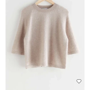 & Other stories stickad tröja  - Säljer den här populära stickade tröjan från & other stories.ny pris 690 mitt pris 450 